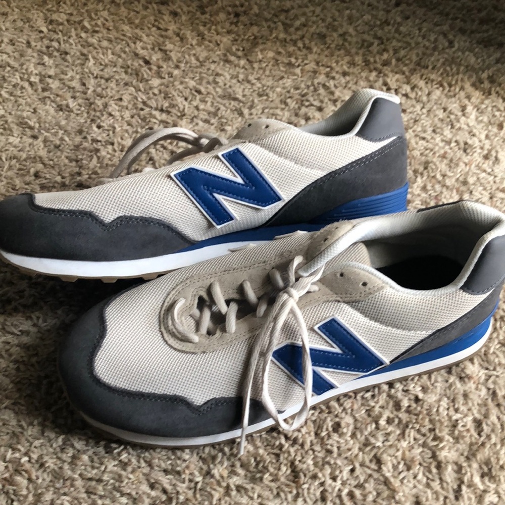 4e wide New Balance sneakers